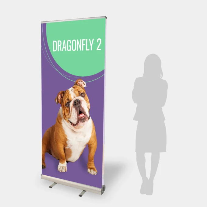 Pionowy rollup z grafiką przedstawiającą buldoga angielskiego na fioletowym tle oraz napis DRAGONFLY 2 na zielonym okręgu