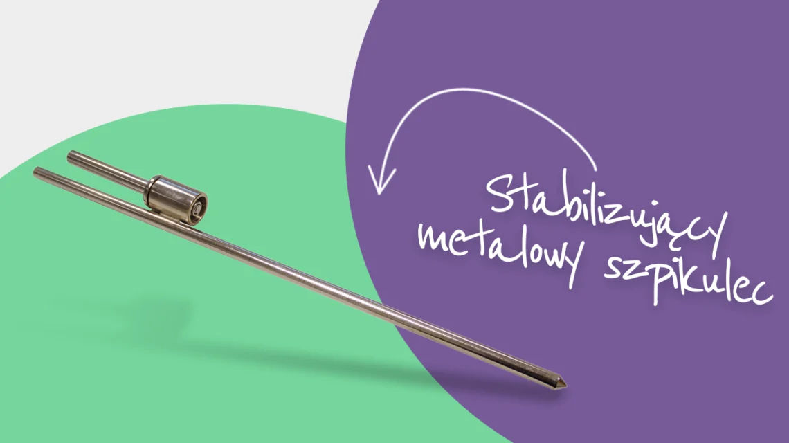 Metalowy szpikulec stabilizujący do podstawy flagi reklamowej lub rollup, prezentowany jako element niezbędny w projektowaniu graficznym