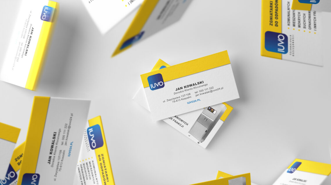 Rozrzucone wizytówki IUVO z logo, danymi kontaktowymi oraz informacjami o zgniatarkach, przygotowane jako profesjonalna grafika