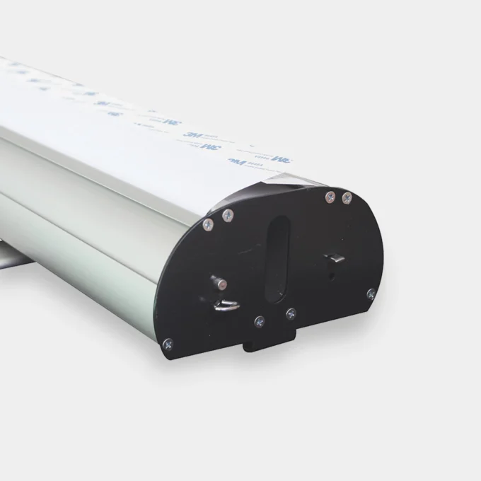 Aluminiowa kaseta na Rollup z widoczną taśmą montażową 3M, gotowa do naklejenia wydruku przygotowanego przez naszą agencję reklamową