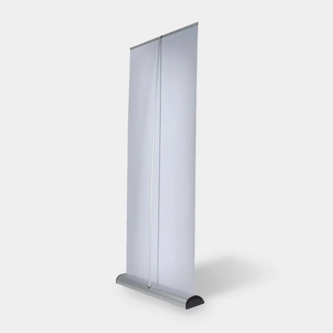 rollup-merlin-reklamowy-wydruk-warszawa-aluminiowy Pusty stojak reklamowy typu rollup na szarym tle, gotowy do nadruku, przygotowany przez naszą agencję marketingową