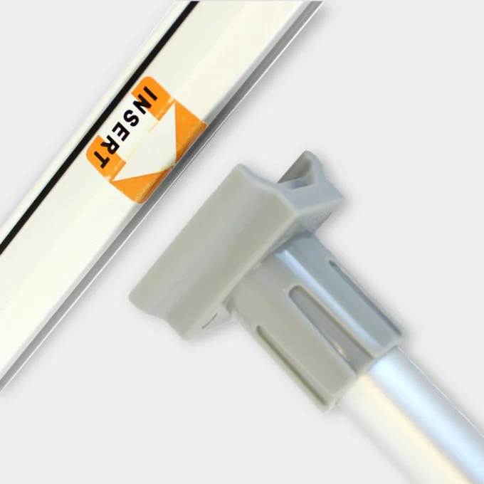 Aluminiowy profil do rollup z pomarańczową naklejką informacyjną oraz element montażowy stelaża używanego w reklamie wizualnej